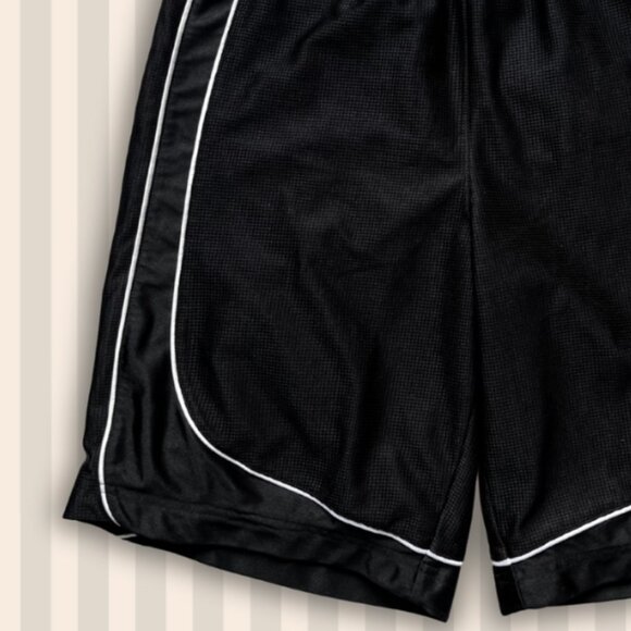 Secondhand Champs basketball shorts - Size Medium - Picture 5 of 5